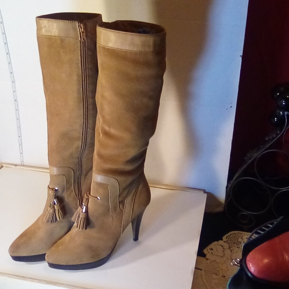 High Heel Classy Tan Suede boots with Tassel by Pilar Abril - Picture 2 of 6